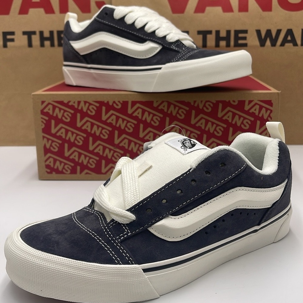 Vans Men’s Gray and White Sneakers Knu Skool
Pig Suede Gray
VN000CS0BGF - Picture 7 of 16